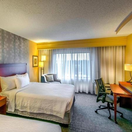 Courtyard Greensboro Airport Екстер'єр фото