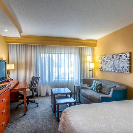 Courtyard Greensboro Airport Екстер'єр фото