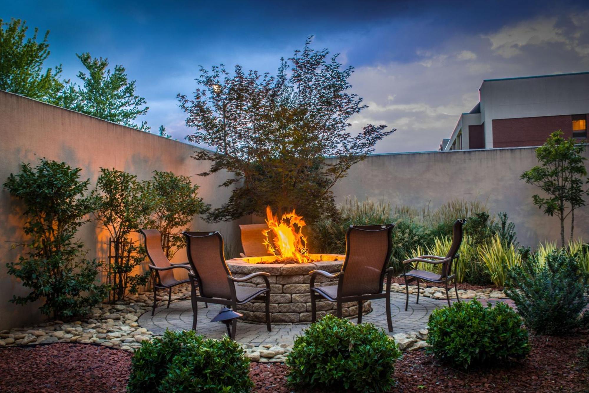 Courtyard Greensboro Airport Екстер'єр фото