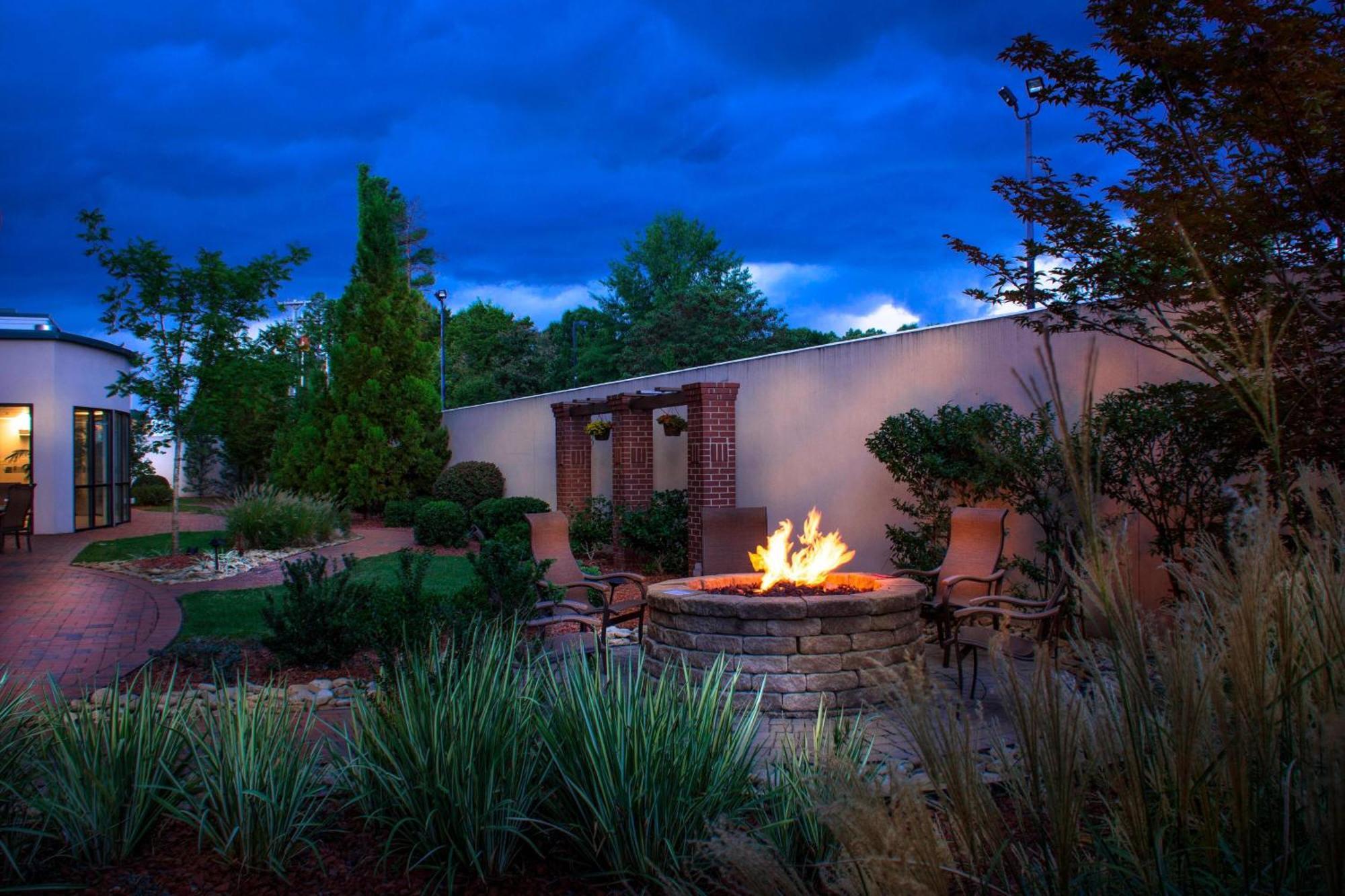 Courtyard Greensboro Airport Екстер'єр фото