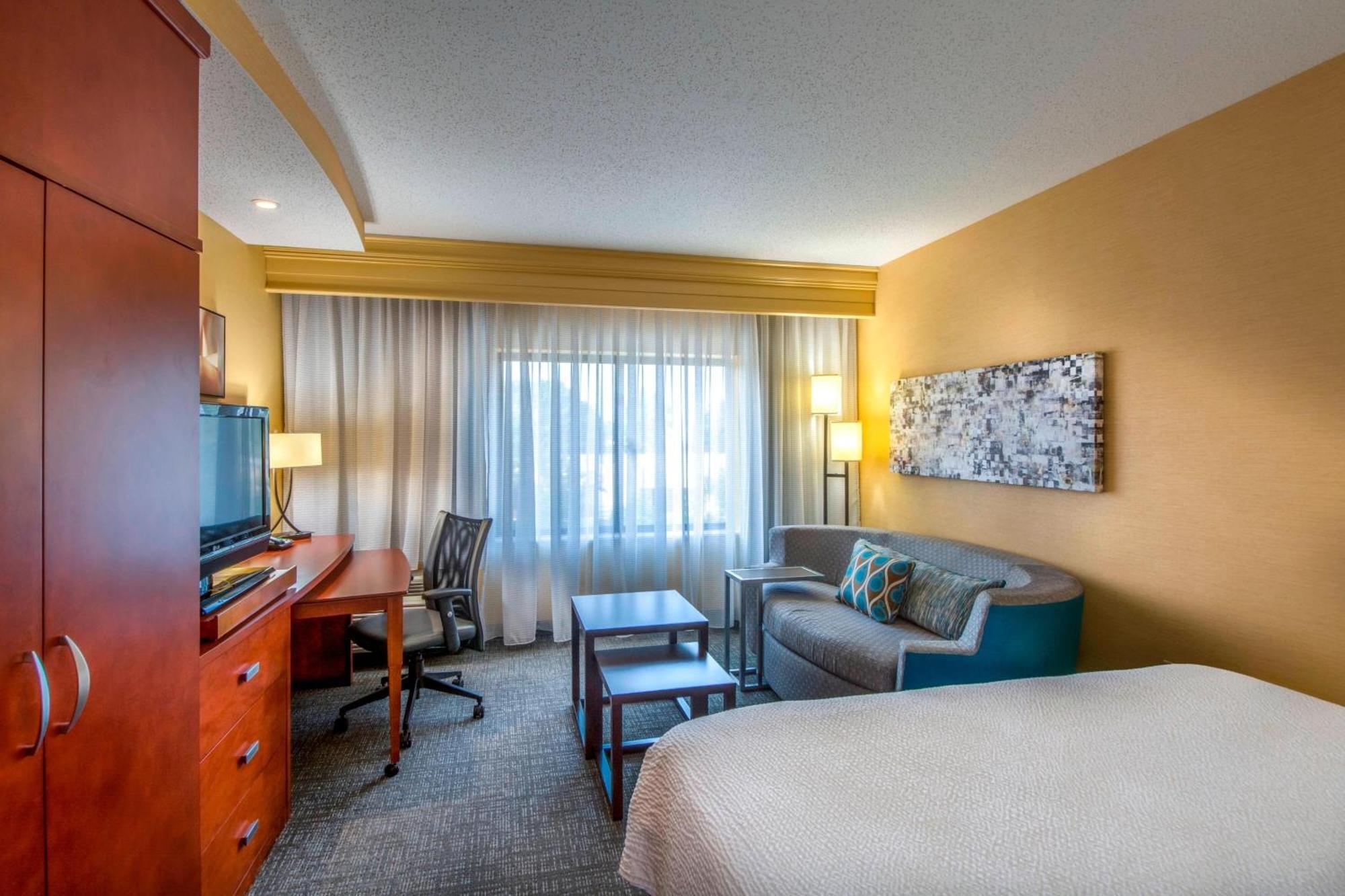 Courtyard Greensboro Airport Екстер'єр фото