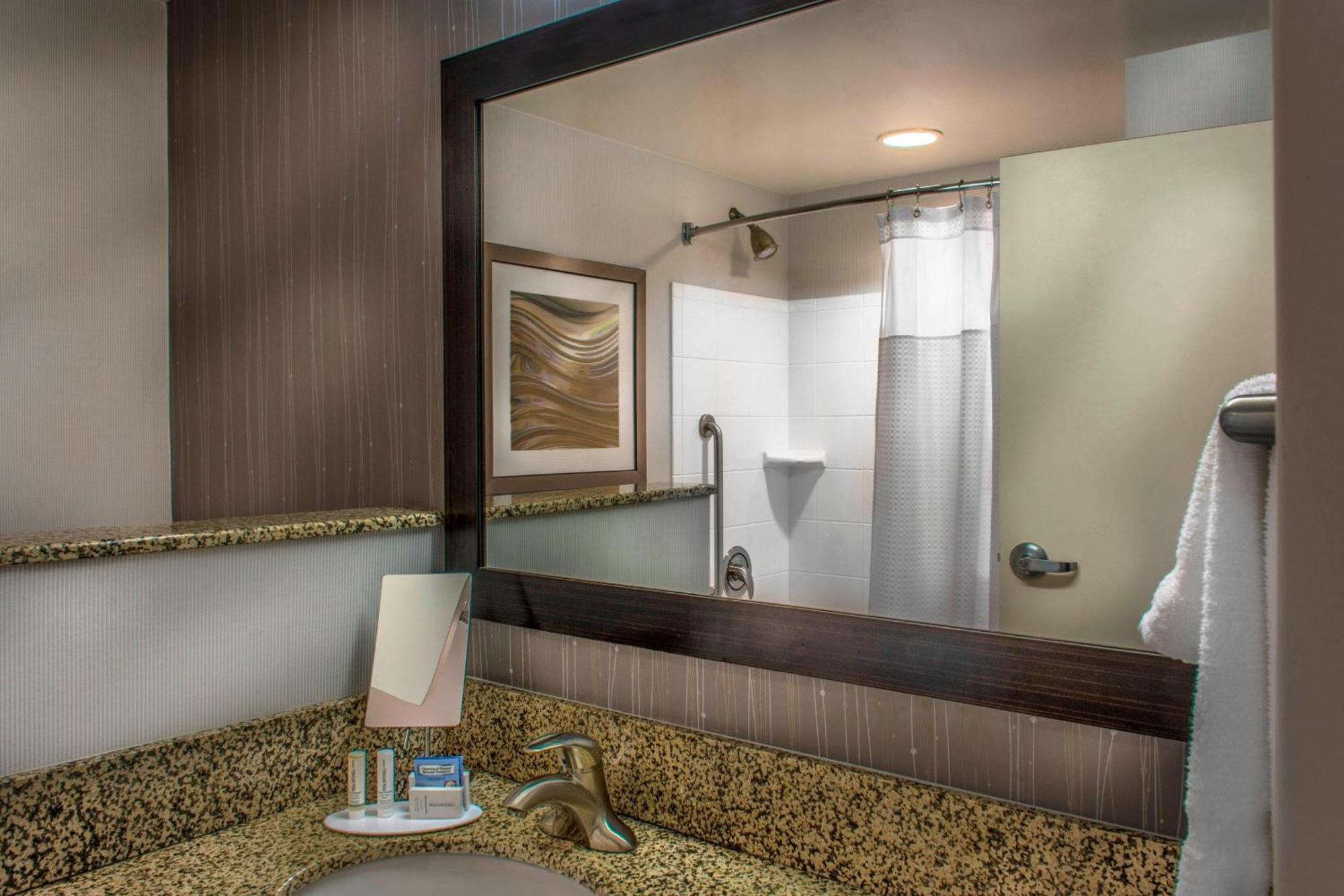 Courtyard Greensboro Airport Екстер'єр фото